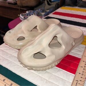 HelloSlippers Mr Skully Foam Slides Beige Skull Cutout